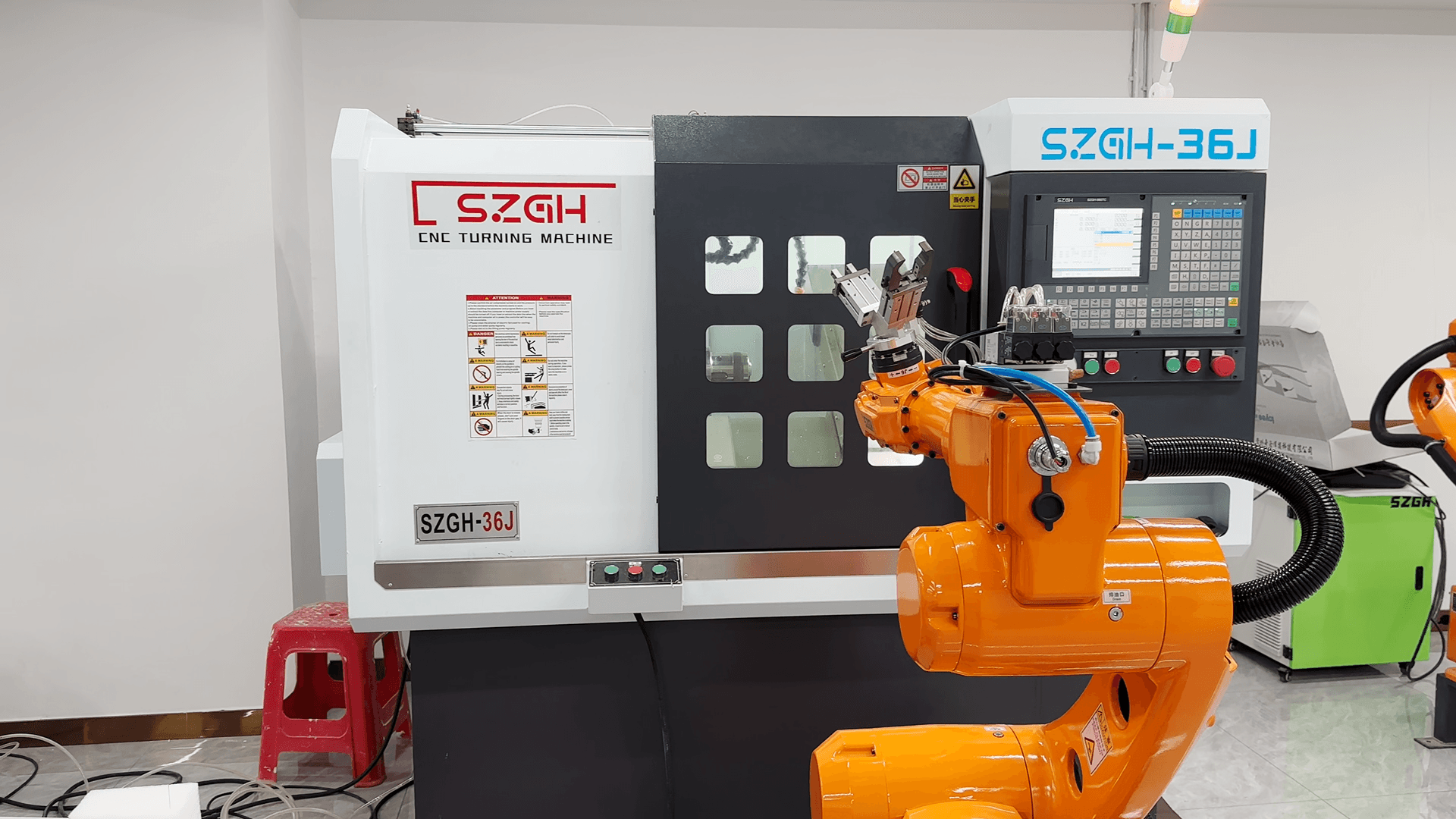 Токарный станок SZGH 36J с роботом на выставке